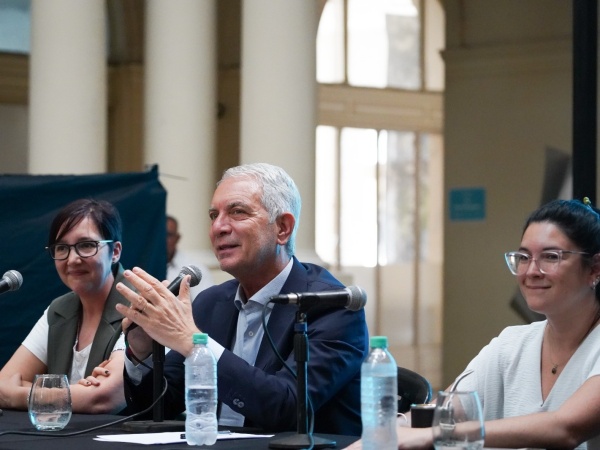 Julio Alak estuvo presente en la apertura de las jornadas interdisciplinarias de salud