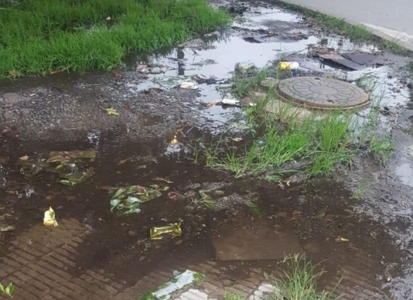 Vecinos reclaman por una pérdida de agua en 13 y 72 que ya lleva dos años