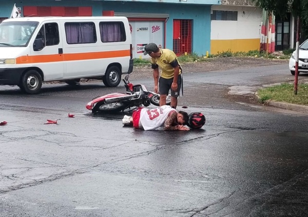 Por un choque en La Plata un motociclista termin&oacute; herido sobre la calle