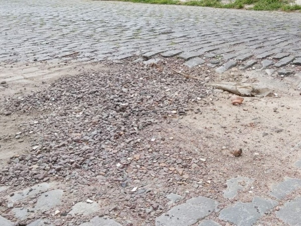 Conductores y transeúntes se quejan de un gran pozo en pleno centro de La Plata