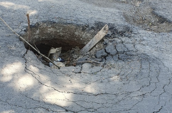En una esquina de Villa Elvira reclamaron por un pozo cada vez más profundo y peligroso