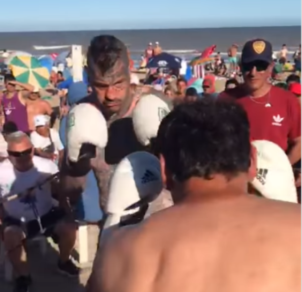 Héctor “Artillero” Velazco y "Patón" Basile compartieron una exhibición de box en las playas de Villa Gesell