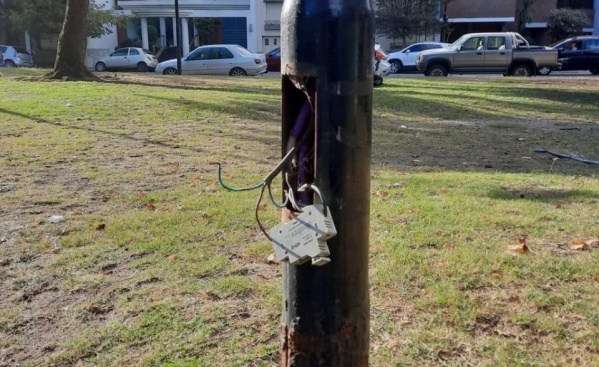 Vecinos platenses temen por un palo con los cables a la vista en el medio de una plaza