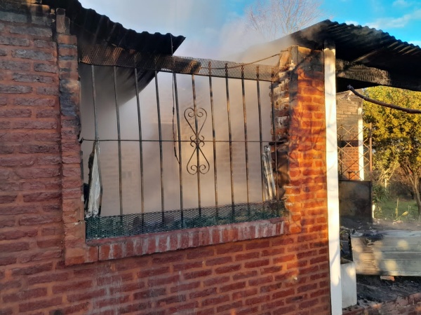Delincuentes robaron en una casa en La Plata y antes de huir la prendieron fuego