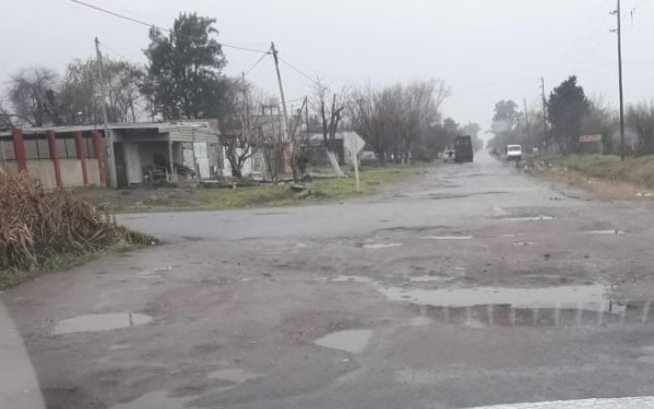 Aseguran que la calle 152 "está a la miseria" e impide que los chicos lleguen a la escuela