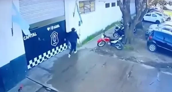 Detuvieron a un joven en La Plata tras robar flores para su enamorada