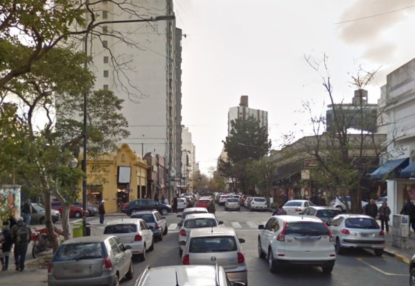 “Es un peligro para los niños que ingresan a la escuela”: una vecina exige que coloquen un semáforo en 9 y 47