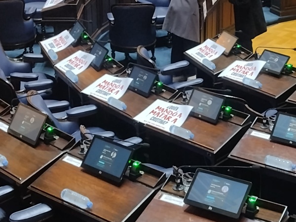 "¿Quién mandó a matar a Cristina?": el atentado se coló en la Legislatura con carteles y dardos a Caputo, Milman y Bullrich