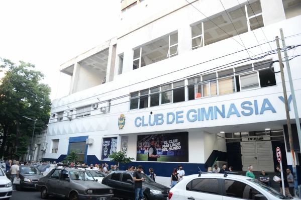 Conmoción por la muerte de un hombre tras un partido de básquet en el Polideportivo de Gimnasia