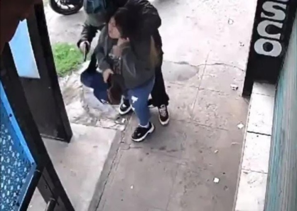 Le apuntaron en la cabeza con un arma y le robaron en una "parada segura"