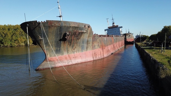 Alerta en el puerto platense por el movimiento de un buque abandonado