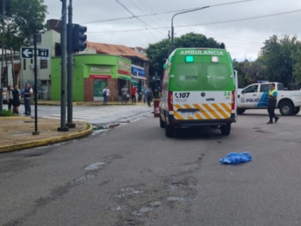 Un micro de la línea 338 chocó y mató a una mujer en La Plata