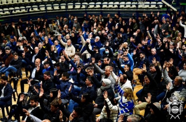 La insólita situación de un candidato: hizo campaña, rompió una alianza desde Qatar y ahora pide unidad