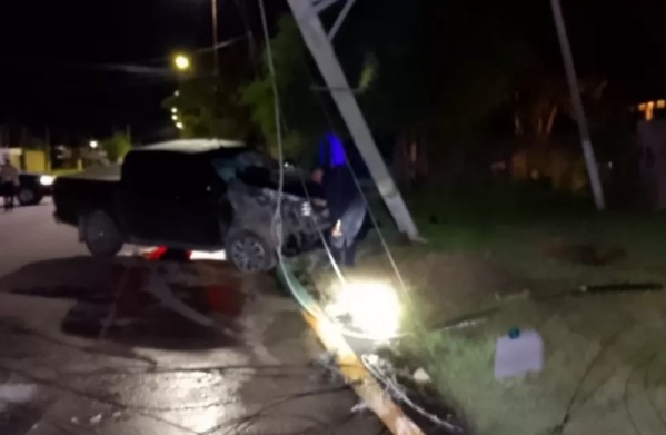 Una camioneta embistió una columna en Berisso