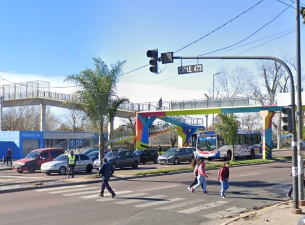En Camino Centenario y 473 se quejaron por un semáforo torcido