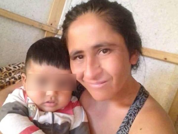 Una madre soltera platense vive con su bebé en una casilla de madera y no tienen ni abrigo: "No hay nadie que me ayude"