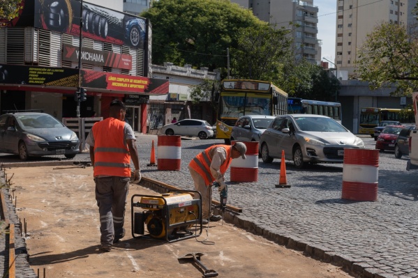 Polémica por el asfaltado en Plaza Rocha: en qué ordenanza se basa el municipio para avanzar con las obras