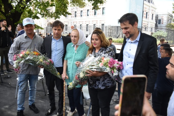 Se realiz&oacute; el acto donde se nombr&oacute; a calle 6 como "Madres y Abuelas de la Plaza"