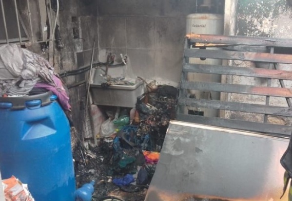 Incendio y tensión en una vivienda de La Plata: un joven sufrió una quemadura y los bomberos lo rescataron