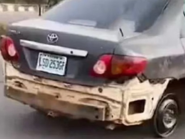 Un conductor fue filmado mientras andaba sin una rueda en plena autopista y el video se hizo viral en las redes