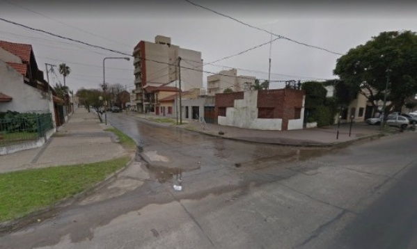 Robaron y amenazaron a una joven mientras esperaba el micro en Villa Elvira