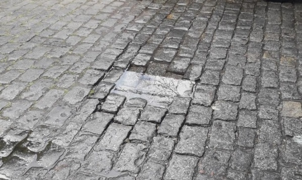 Repararon una perdida de agua en la vereda pero ahora comenzó en la calle: el drama de unos vecinos platenses