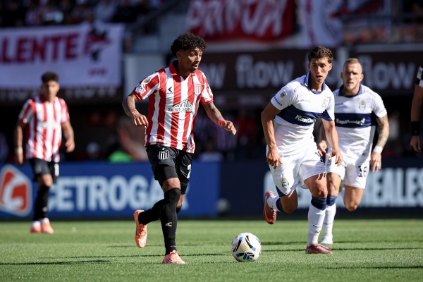 Estudiantes ganó sin despeinarse el clásico, extendió la paternidad y se subió a la punta