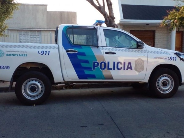 Le quisieron robar la moto, hizo sonar la bocina y los ladrones huyeron