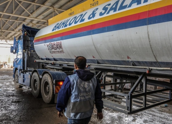 Israel autorizó la entrada de dos camiones con combustible por día a la Franja de Gaza