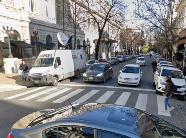 Iba alcoholizado en pleno centro de La Plata, choc&oacute; y la polic&iacute;a le encontr&oacute; droga