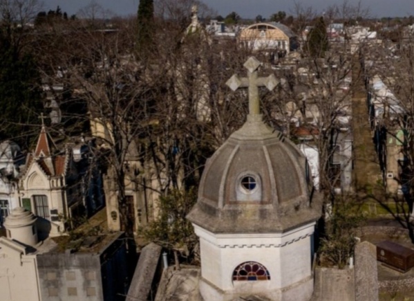 Delincuentes saquearon la tumba de una nena de 4 años en el cementerio de La Plata