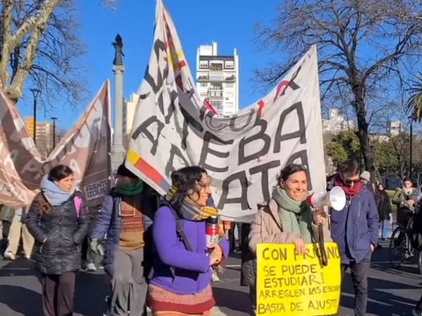 Docentes de La Plata se concentran en el Consejo Escolar local con la consigna: "Con frío no se puede estudiar ni enseñar"
