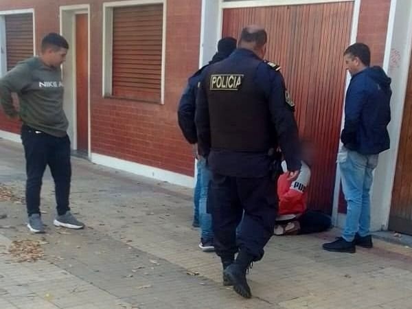 Robaron ruedas en pleno centro de La Plata, los atraparon en el acto y descubrieron que venían del conurbano