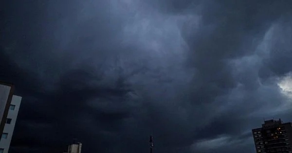 El cielo se puso negro y emitieron una alerta amarilla por tormentas: qué pasará con el tiempo en La Plata