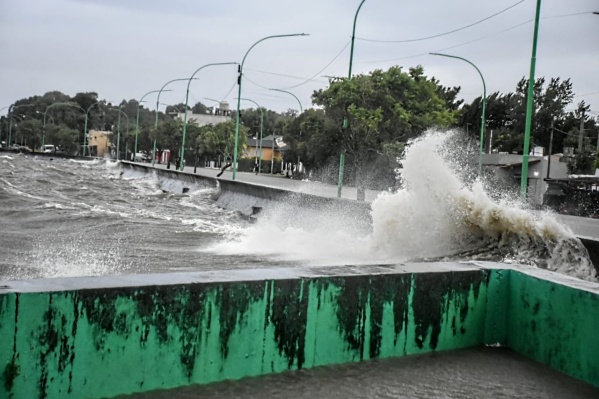 Alertan por una fuerte crecida del río en el Puerto La Plata durante la madrugada