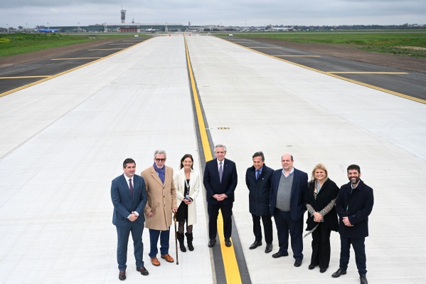 Alberto Fernández encabezó la inauguración de la nueva calle de rodaje del aeropuerto de Ezeiza que fue paralizada en 2019