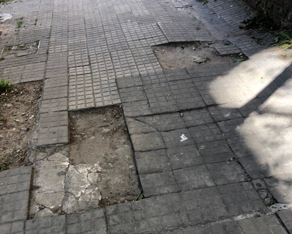 Vecinos de 45 entre 6 y 7 piden que arreglen las veredas