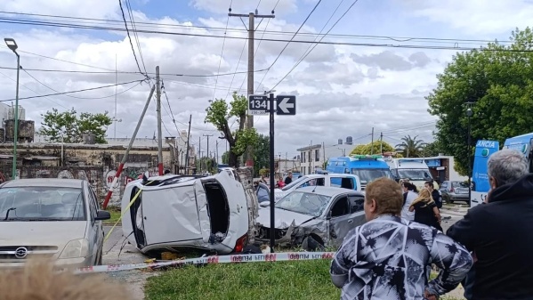 Fuerte choque en 38 y 134 dejó varios heridos y tres autos dañados