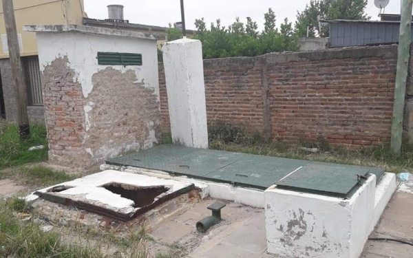 Vecinos de un barrio de Los Hornos están casi sin agua hace dos meses y apuntan al estado de una bomba