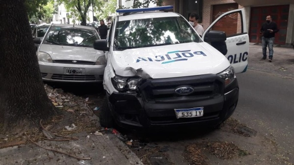 Patrullero perdió el control y chocó contra dos autos estacionados en La Plata