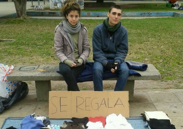 “Si necesitás ropa llevá, si te sobra dejá”: la iniciativa de dos estudiantes platenses que ofrecen donaciones en 7 y 58