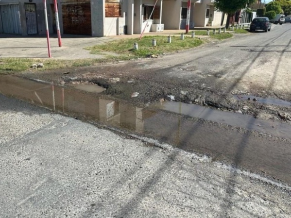 Vecinos de 63 y 133, reclamaron por el mal estado del asfalto: "Intransitable"