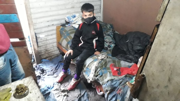Tiene 8 años, sufre de asma y vive con frío y mojado en su casa de La Plata