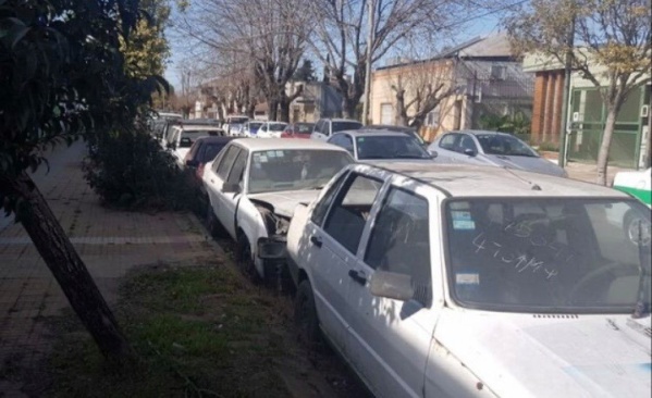 En 28 y 62 hay un "cementerio de autos" y los vecinos no pueden estacionar