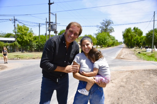 Garro inspeccion&oacute; los trabajos viales en Los Hornos y asegur&oacute; que "se van a conectar las avenidas 60 y 66"