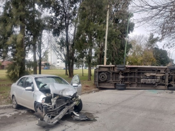 Violento choque y vuelco en 131 y 34 que termino en discusión entre los conductores