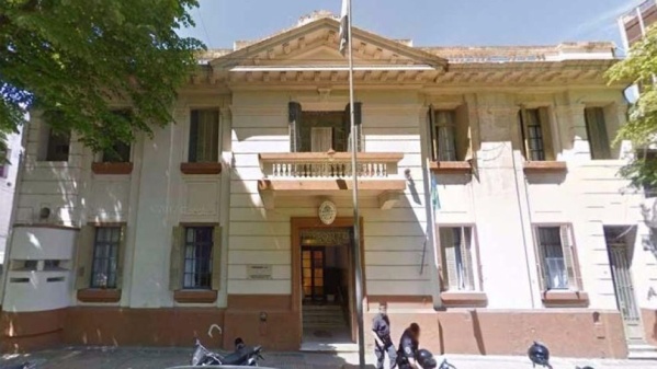 Violencia en un centro médico de La Plata: rompió el blindex y causó destrozos