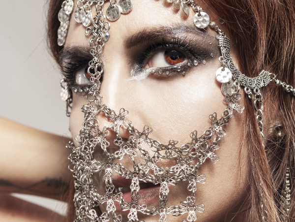 Mel Cruz nos sorprende con su nuevo álbum "Universo Real"