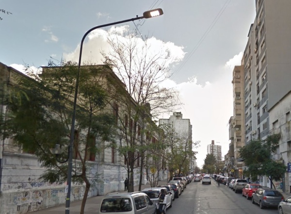 Vecinos platenses se quejaron por el mal funcionamiento de las luminarias en pleno centro de la ciudad