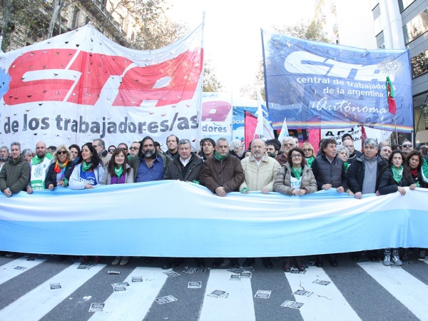 Movimientos sociales y organizaciones sindicales realizarán una concentración en el Obelisco en rechazo al decreto de Milei